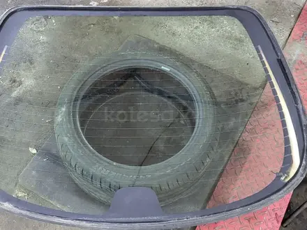 Заднее стекло на крышку багажника лобовое стекло toyota тойота за 45 000 тг. в Алматы – фото 2
