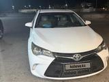 Toyota Camry 2015 года за 7 500 000 тг. в Жанаозен – фото 2