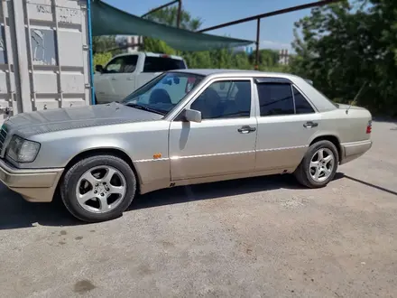 Mercedes-Benz E 220 1994 года за 2 700 000 тг. в Алматы – фото 3