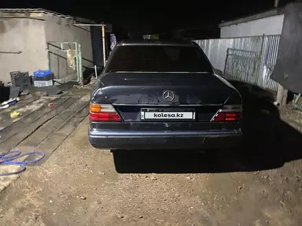 Mercedes-Benz E 260 1992 года за 900 000 тг. в Караганда – фото 2