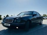 Mercedes-Benz E 320 1998 года за 3 900 000 тг. в Актау – фото 2