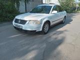 Volkswagen Passat 2003 года за 2 000 000 тг. в Уральск – фото 2