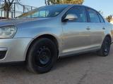 Volkswagen Jetta 2006 года за 3 300 000 тг. в Караганда – фото 2