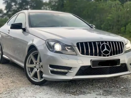 Решётка радиатора gt style с подсветкой на W204 Mercedes за 85 000 тг. в Астана – фото 2