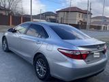 Toyota Camry 2015 года за 7 600 000 тг. в Атырау – фото 3