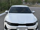 Kia K5 2022 года за 12 500 000 тг. в Жезказган