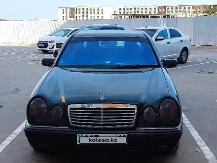 Mercedes-Benz E 320 1997 года за 2 600 000 тг. в Актау – фото 6