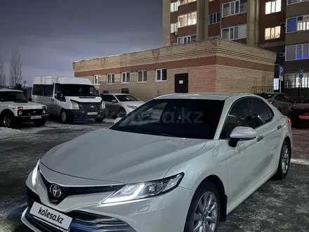 Toyota Camry 2019 года за 13 000 000 тг. в Актобе