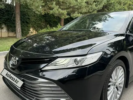 Toyota Camry 2019 года за 13 900 000 тг. в Алматы – фото 13