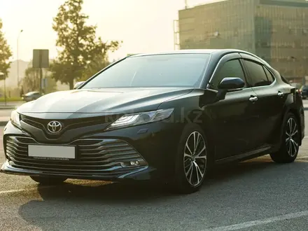 Toyota Camry 2020 года за 20 500 000 тг. в Алматы – фото 2