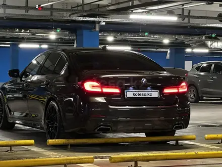 BMW 520 2022 года за 26 500 000 тг. в Алматы – фото 9