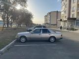 Mercedes-Benz E 260 1989 года за 650 000 тг. в Талдыкорган – фото 2