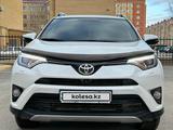 Toyota RAV4 2018 года за 15 900 000 тг. в Актобе