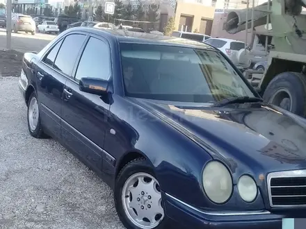 Mercedes-Benz E 230 1997 года за 4 300 000 тг. в Астана – фото 2