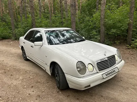 Mercedes-Benz E 320 1997 года за 2 850 000 тг. в Петропавловск – фото 3