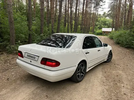 Mercedes-Benz E 320 1997 года за 2 850 000 тг. в Петропавловск – фото 4