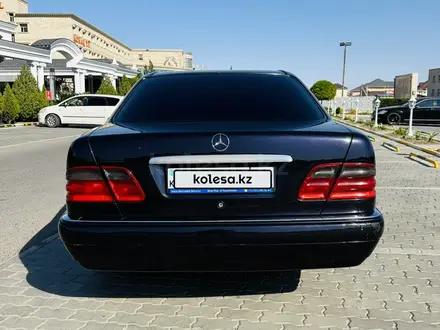 Mercedes-Benz E 320 1998 года за 3 900 000 тг. в Актау – фото 2