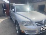 Volkswagen Touareg 2004 года за 3 500 000 тг. в Алматы – фото 5