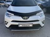 Toyota RAV4 2018 годаfor13 000 000 тг. в Астана – фото 3