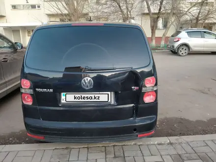 Volkswagen Touran 2009 года за 3 700 000 тг. в Астана