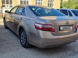 Toyota Camry 2007 года за 5 100 000 тг. в Актобе – фото 2