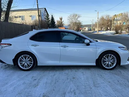 Toyota Camry 2019 года за 13 800 000 тг. в Костанай – фото 2