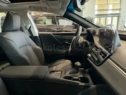 Lexus ES 250 Progressive 2025 года за 32 390 000 тг. в Алматы – фото 3