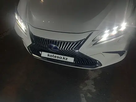 Lexus ES 300h 2019 года за 15 000 000 тг. в Алматы – фото 12