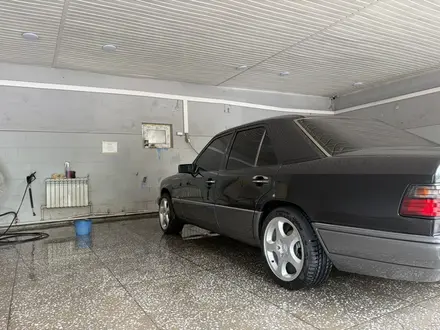Mercedes-Benz E 200 1994 года за 2 800 000 тг. в Шымкент – фото 2