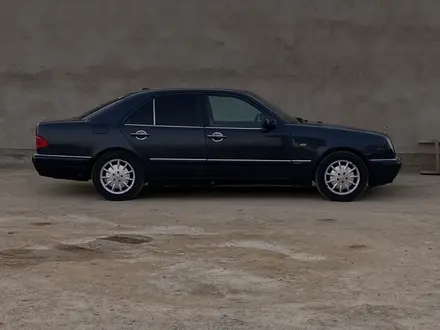 Mercedes-Benz E 320 1998 года за 3 200 000 тг. в Жанаозен – фото 6