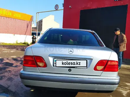 Mercedes-Benz E 230 1996 года за 2 850 000 тг. в Шу – фото 2