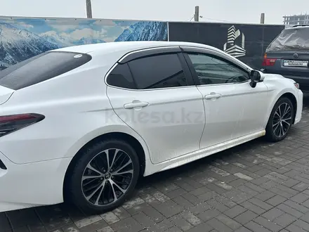 Toyota Camry 2018 года за 8 700 000 тг. в Алматы – фото 3