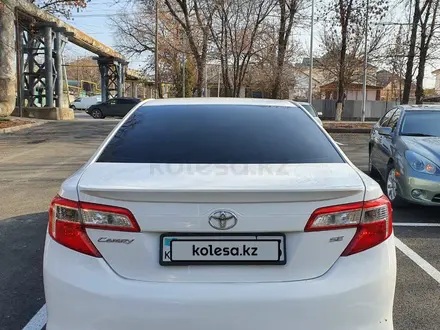 Toyota Camry 2014 года за 9 000 000 тг. в Шымкент – фото 2