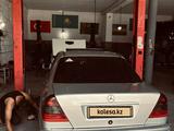 Mercedes-Benz C 180 1999 года за 2 300 000 тг. в Жанаозен – фото 3
