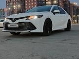 Toyota Camry 2019 года за 14 100 000 тг. в Усть-Каменогорск – фото 2