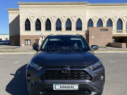 Toyota RAV4 2021 года за 15 600 000 тг. в Атырау – фото 2