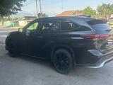 Toyota Highlander 2023 года за 25 500 000 тг. в Алматы – фото 3