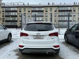 Hyundai Santa Fe 2017 года за 7 000 000 тг. в Актобе – фото 4