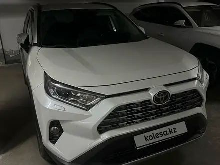 Toyota RAV4 2019 года за 17 000 000 тг. в Астана