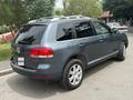 Volkswagen Touareg 2006 года за 6 800 000 тг. в Алматы – фото 9