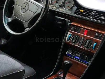 Mercedes-Benz E 320 1994 года за 4 800 000 тг. в Бауыржана Момышулы – фото 6