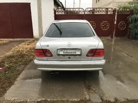 Mercedes-Benz E 320 1998 года за 3 850 000 тг. в Атырау – фото 3