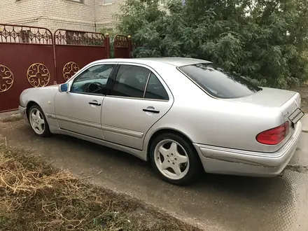 Mercedes-Benz E 320 1998 года за 3 850 000 тг. в Атырау – фото 2