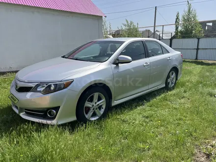 Toyota Camry 2013 года за 5 600 000 тг. в Уральск – фото 2