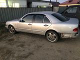 Mercedes-Benz E 320 1996 годаүшін2 000 000 тг. в Жезказган