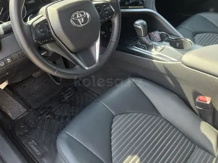 Toyota Camry 2019 года за 8 000 000 тг. в Атырау – фото 12