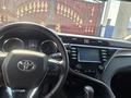 Toyota Camry 2019 года за 8 000 000 тг. в Атырау – фото 14