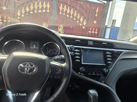 Toyota Camry 2019 года за 8 000 000 тг. в Атырау – фото 14