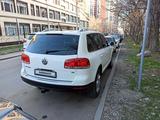 Volkswagen Touareg 2006 года за 6 200 000 тг. в Алматы – фото 2