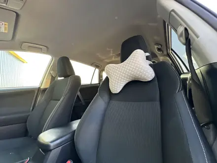 Toyota RAV4 2015 года за 9 700 000 тг. в Актобе – фото 12